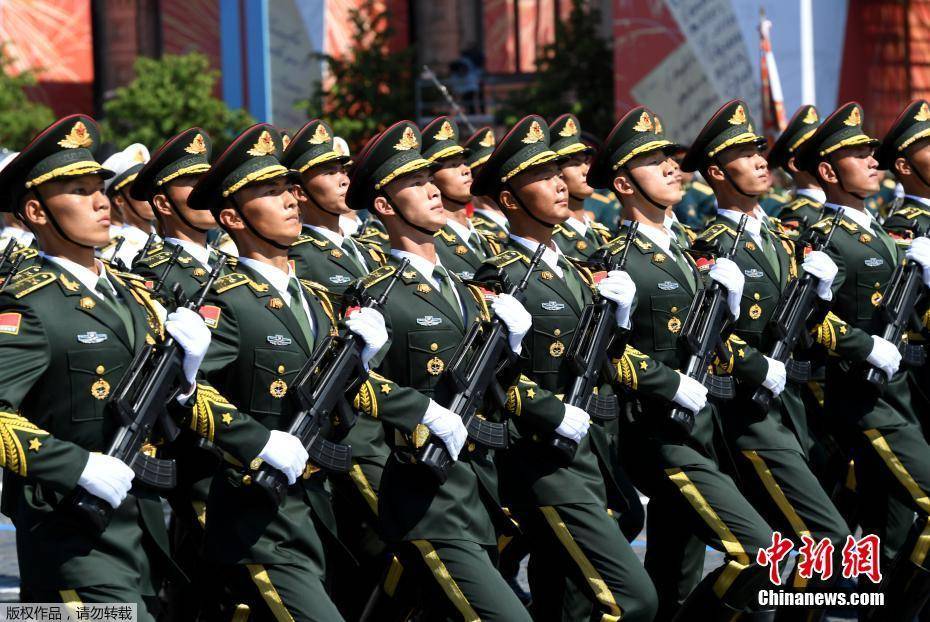 《時空回響》:中國人民解放軍儀仗隊女兵抱著孩子,柔情與鋼鐵的交織奇遇