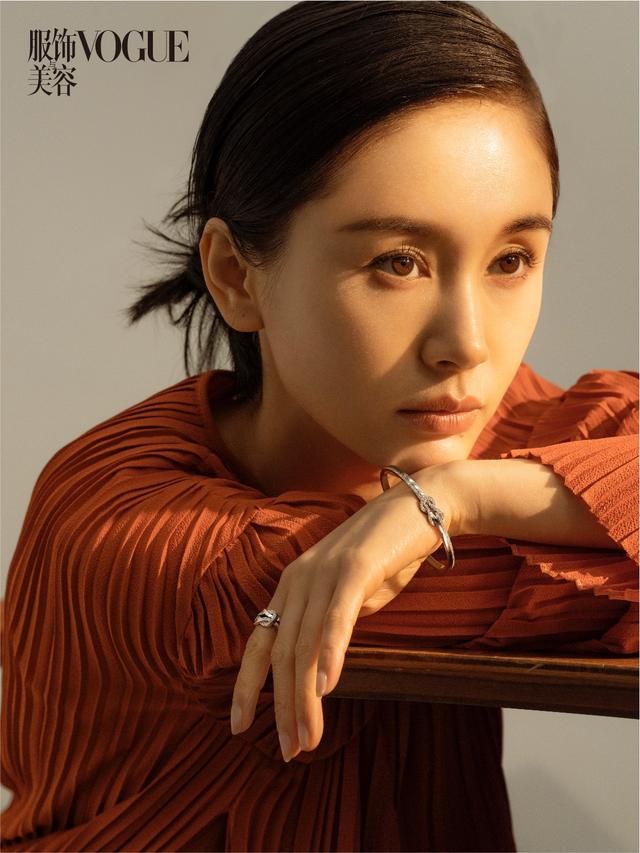 咖啡館里的熒幕人生：細品王子文簡歷個人簡介的獨特魅力