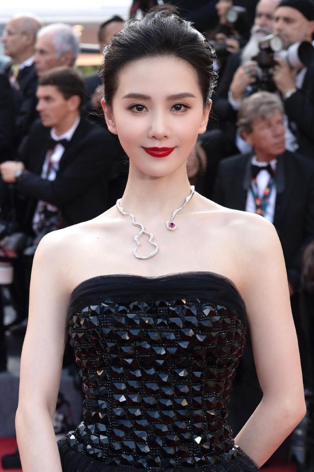 檔案室的“光影尋蹤”：解密劉詩(shī)詩(shī)最火的三張照片背后的故事