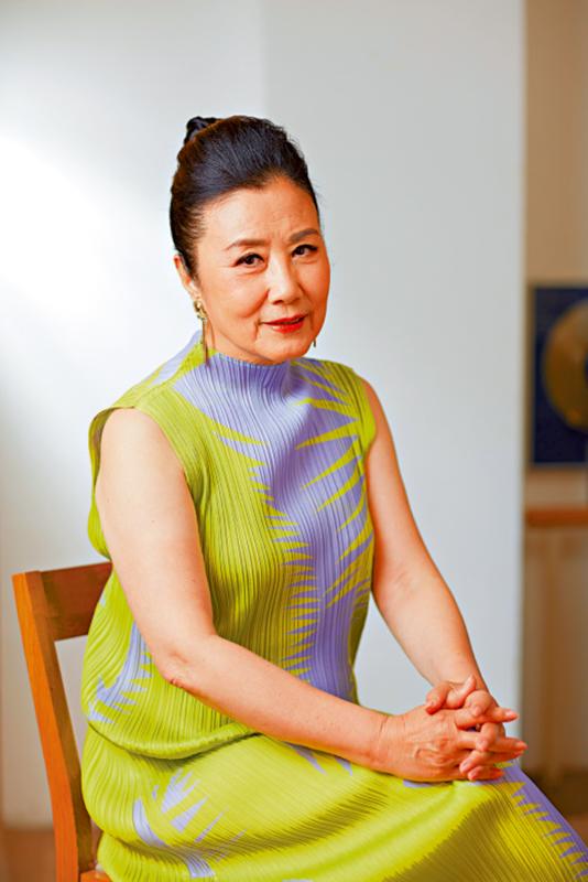 汪明荃簡介：多元視角下的藝術(shù)軌跡與社會貢獻特寫
