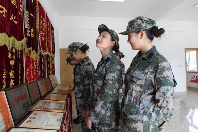 穿越光影：青年學(xué)子對話解放軍三軍儀仗隊(duì)女兵表演的榮光與堅(jiān)韌