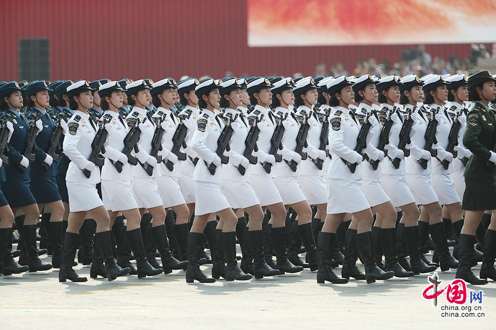 咖啡館里的奇遇:深度解讀2019中國人民解放軍女兵儀仗隊(duì)的時代回響