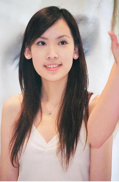 時(shí)光畫廊:探秘陳若儀驚艷寫真背后的光影對(duì)話