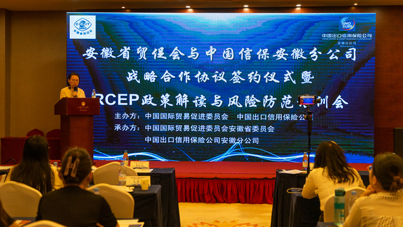 聚焦“2025年新澳門期期準”：社會輿論熱點下的多維審視與爭議解析